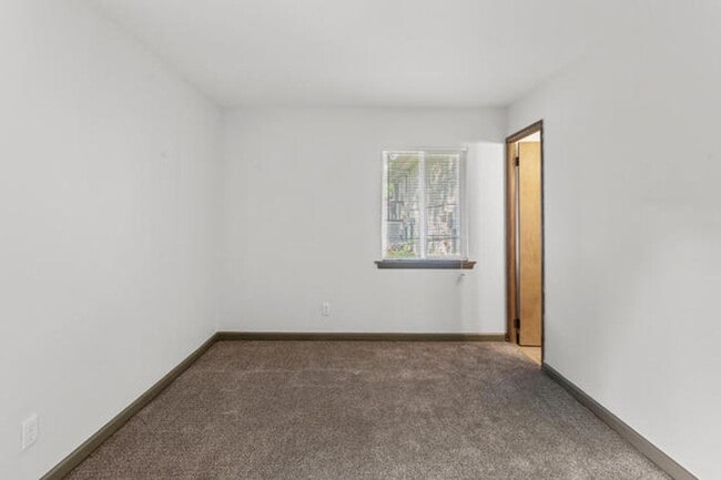 Building Photo - Fully remodeled 3 Bedroom - Available Now