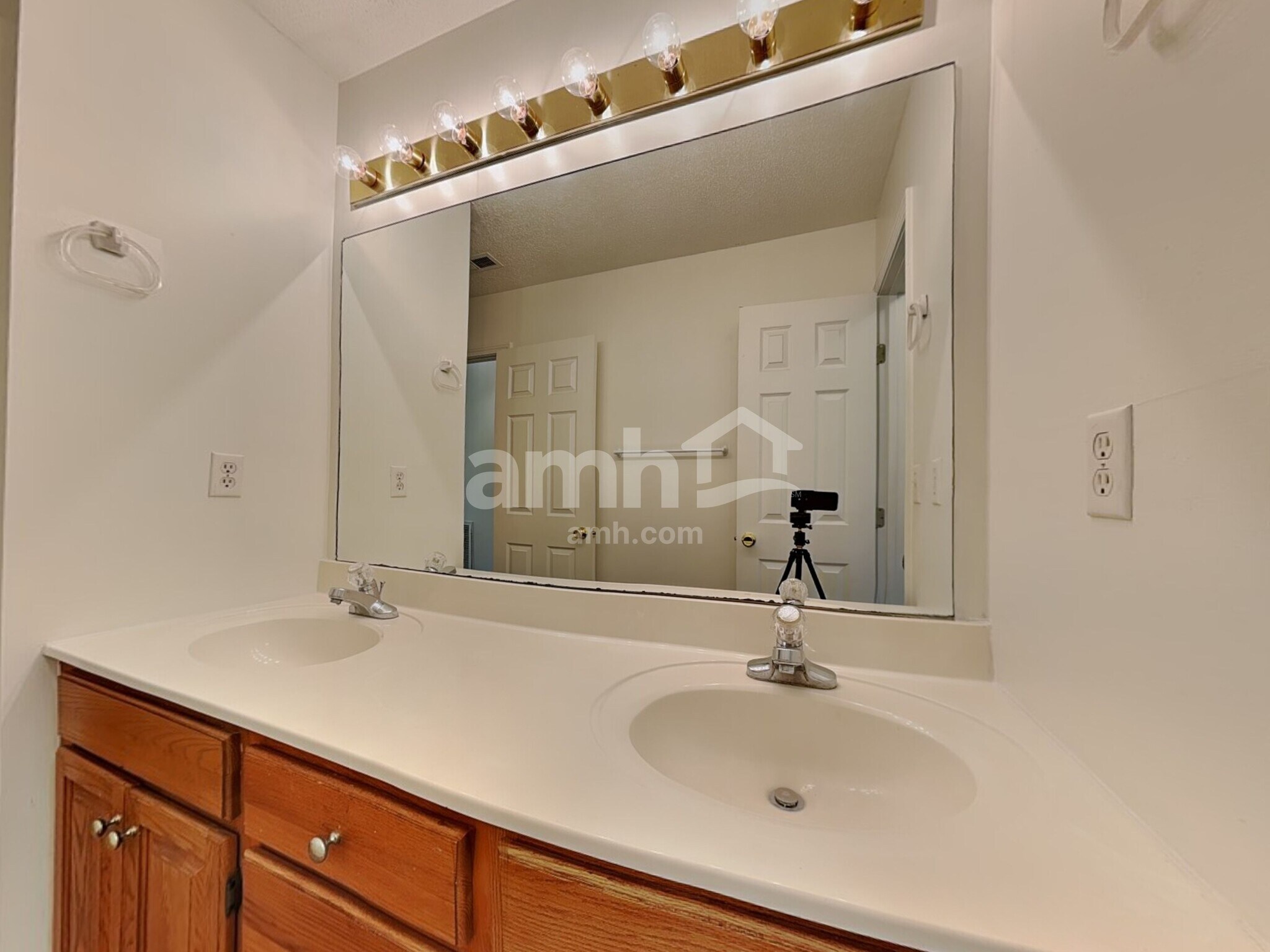Building Photo - 7525 Saddlebrooke Dr