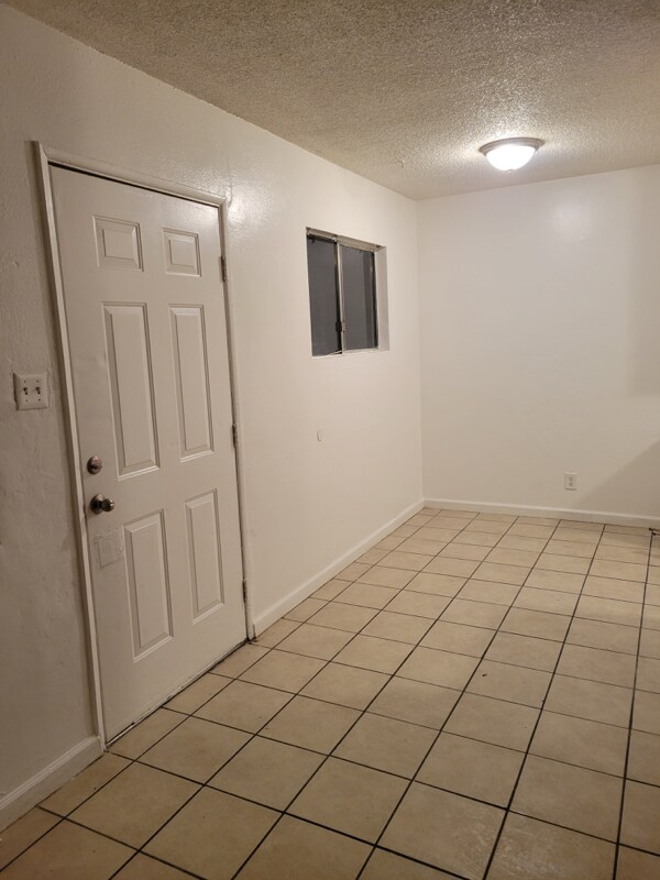 Building Photo - 648 W Buena Vista St