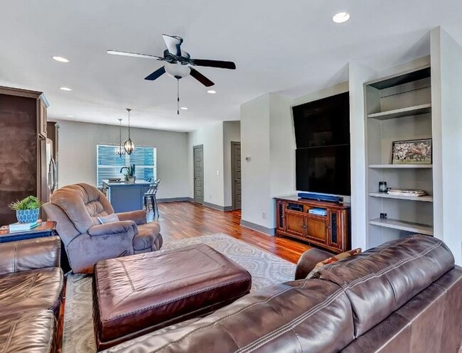Building Photo - 3BR/3.5BA, Three story Townhome in the Nat...