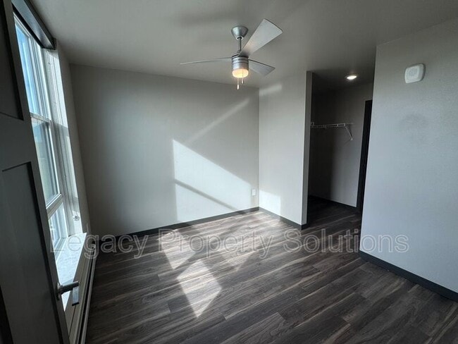 Building Photo - 226 E Greenfield Ln