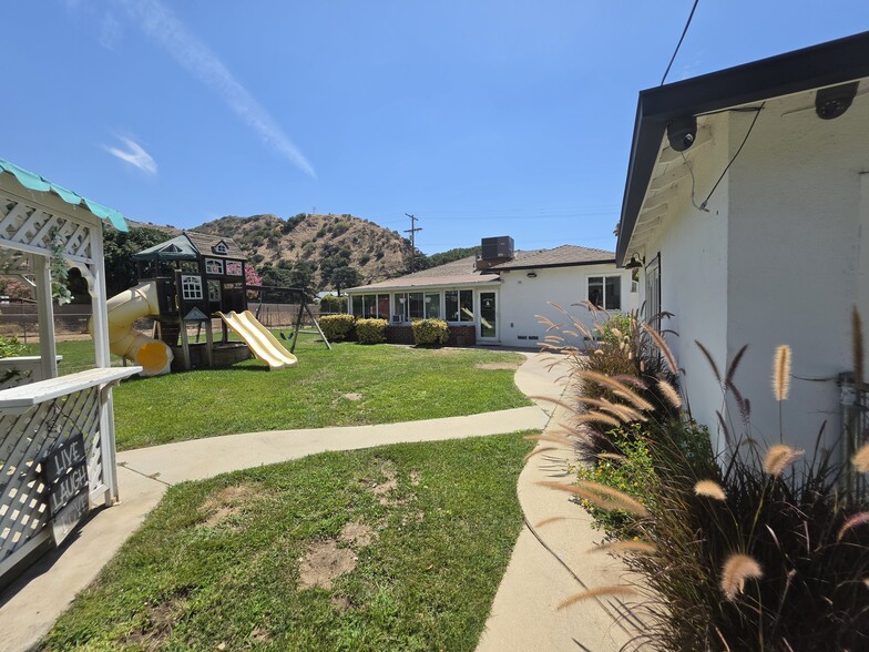 Building Photo - 9805 La Tuna Canyon Rd