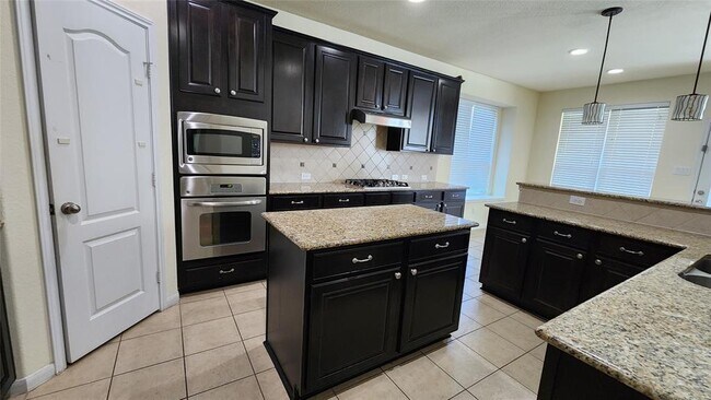 Building Photo - 2318 Nashmor Dr