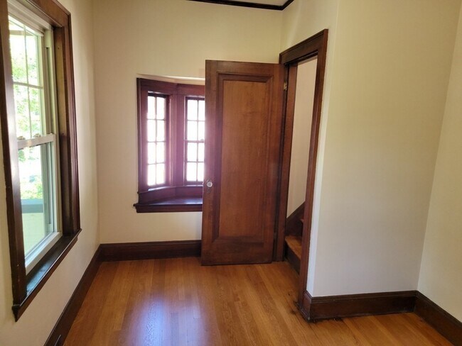 Building Photo - 133 Fairview Ave