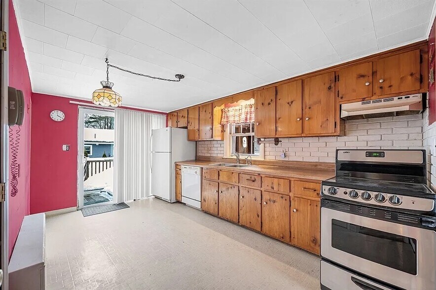 Building Photo - 126 Groton Rd