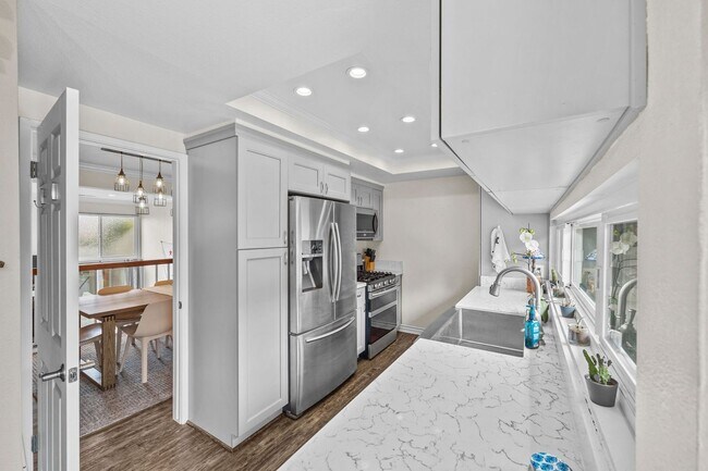 Building Photo - Large townhome in Huntington Beach!