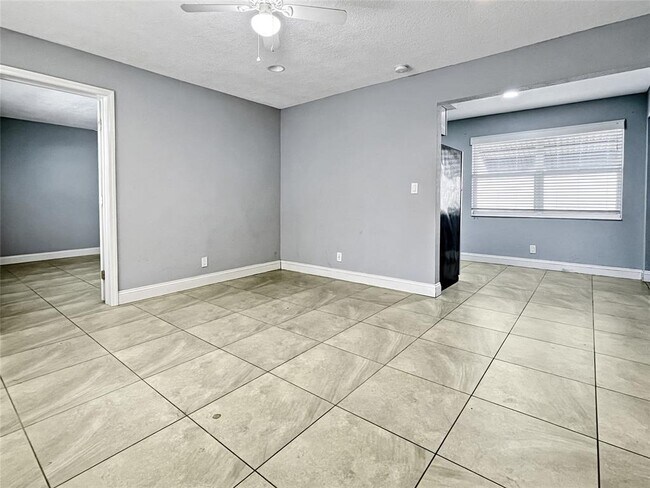 Building Photo - 660 NE 37th St