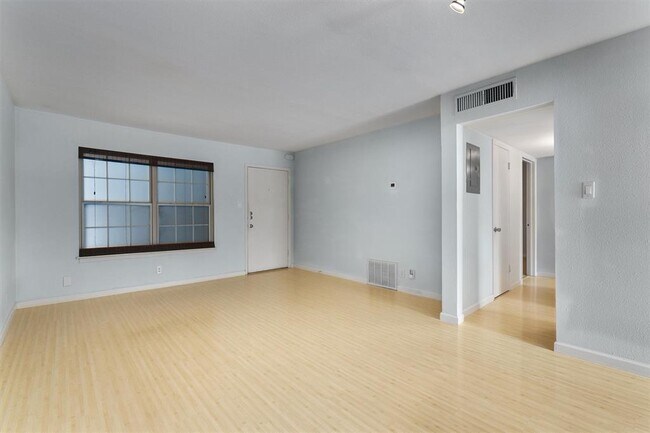 Building Photo - 300 Crockett St