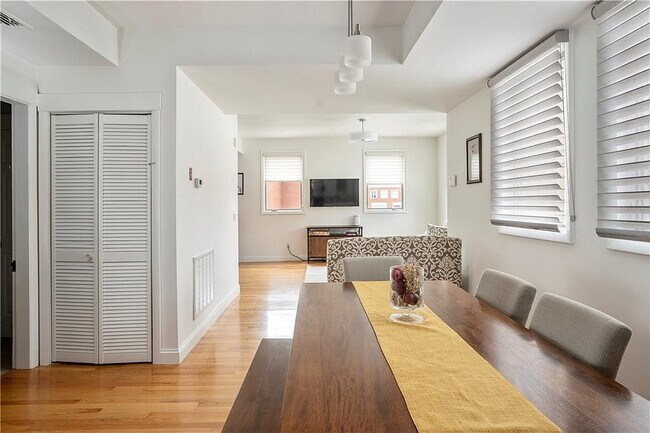 Building Photo - "Spacious 3-Bed Oasis with Granite Eleganc...