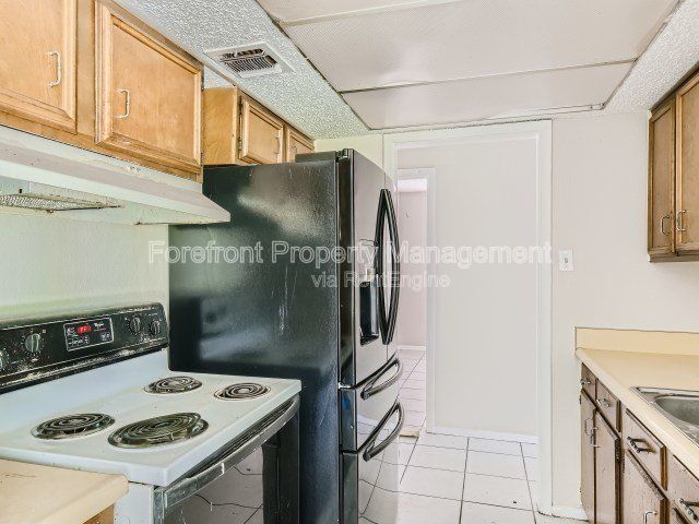 Building Photo - 7422 Stonehouse Dr