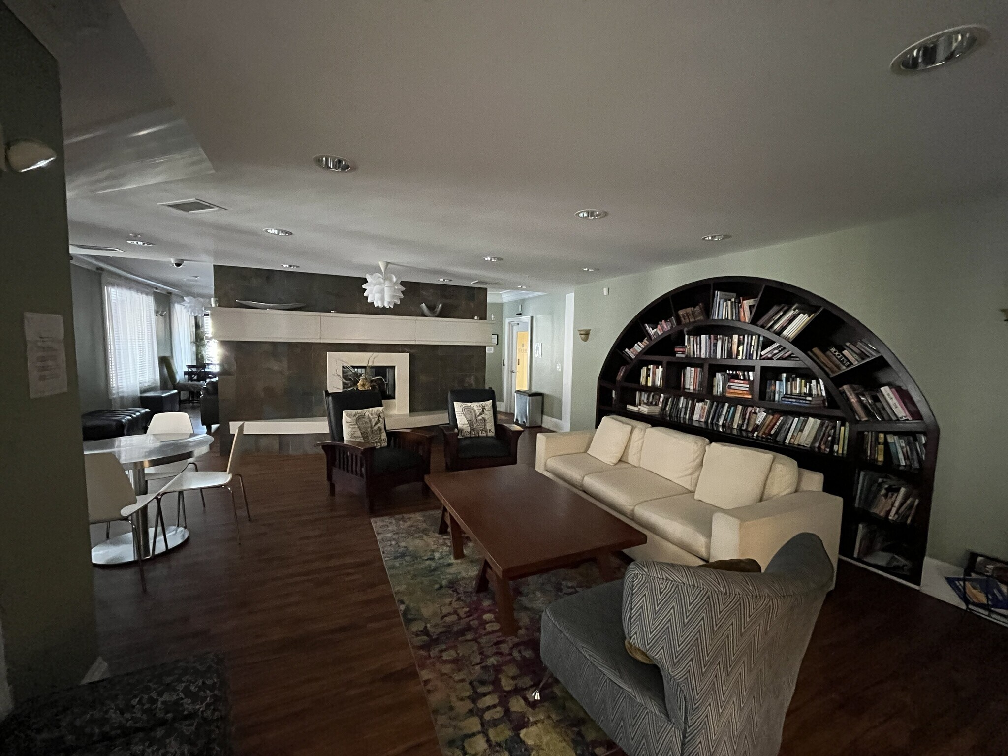 Building Photo - 27 Booth St