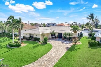 Building Photo - 2556 SW 28th Pl
