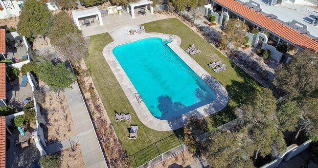 Building Photo - 2 Bedroom Townhouse in a Resort Style Community! All Utilities Included!