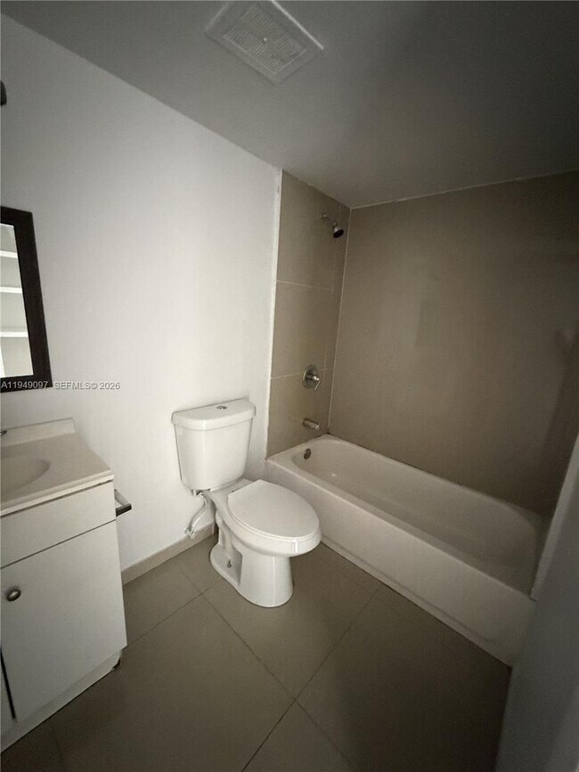 Building Photo - 300 NE 1st Ct