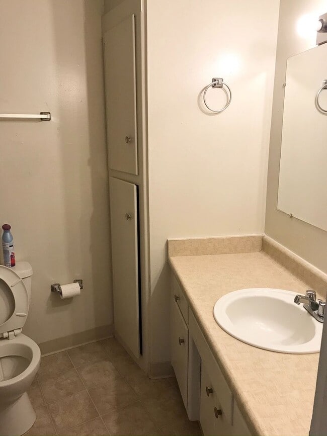 Building Photo - Convenient 2x1 with Parking- dog friendly!