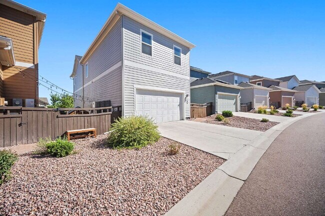 Building Photo - Modern 4 Bedroom, 2 Bathroom Westside Home with Balcony Views of Garden of the Gods!