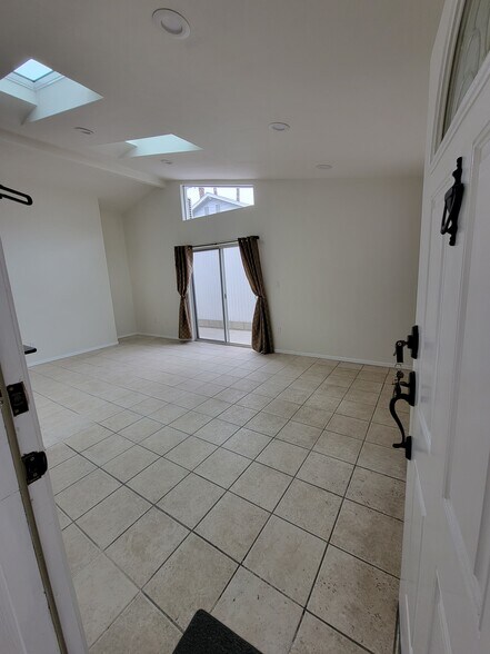 Building Photo - 5011 Lockhaven Ave