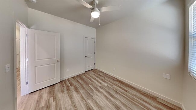Building Photo - 3815 N Divis Ave