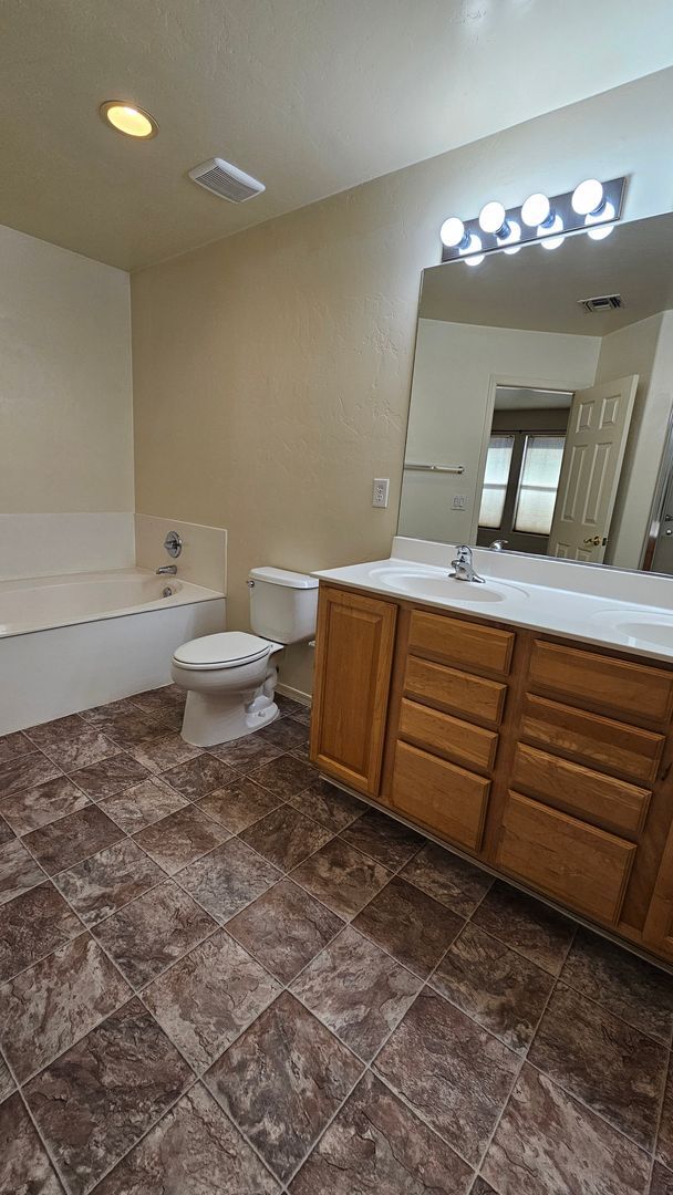 Building Photo - Beautiful 3 Bed 2 Bath Riverhaven - 2 story home!