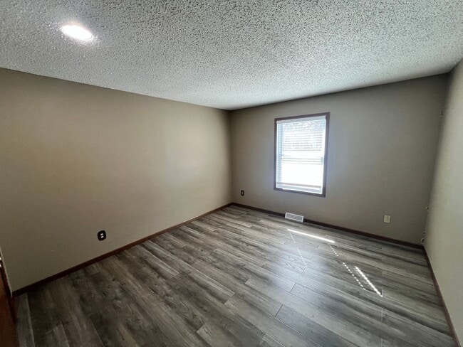 Building Photo - Spacious 3BR Home with 3-Car Garage & Big Backyard