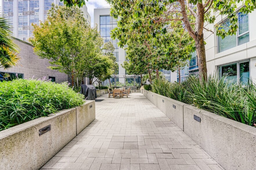 Building Photo - 631 Folsom St