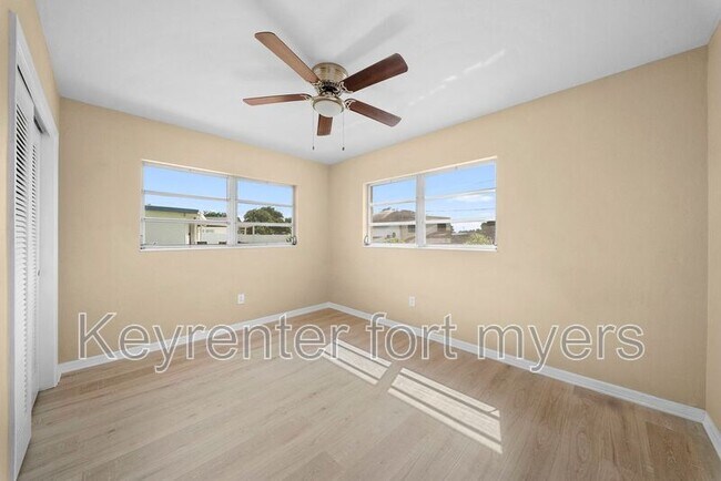 Building Photo - 275 Lakeview Dr