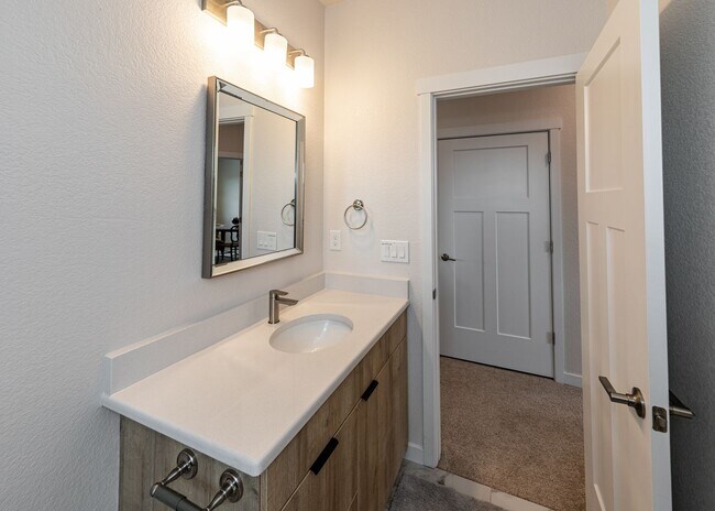 Building Photo - 3 Bedroom End Unit Luxury Townhome in Moun...