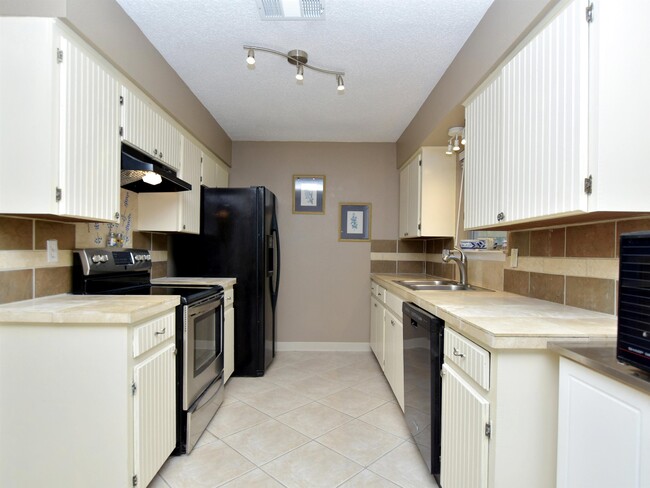 Building Photo - 1301 Post Oak Cir