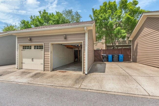 Building Photo - Charming Townhome in the Heart of Berry Fa...