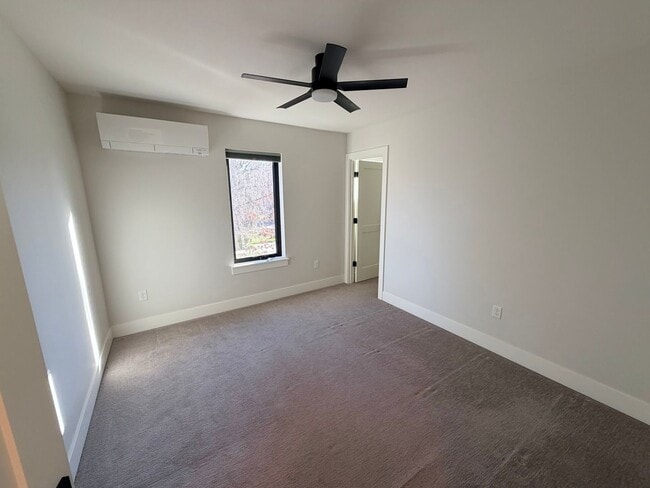 Building Photo - 3Bed/2.5 Bath Townhouse In Woodstock Neighborhood