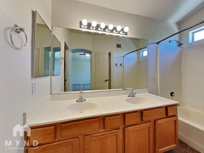 Building Photo - 3942 E Rosemonte Dr