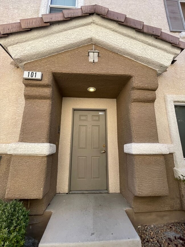 Building Photo - Gorgeous Townhome in Gated Community!