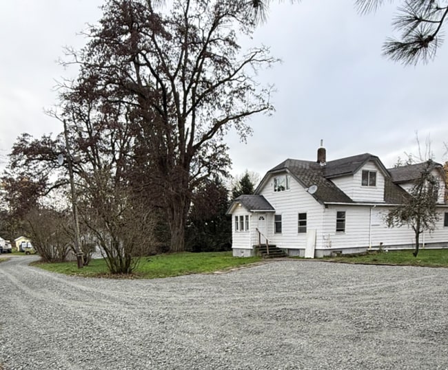 Building Photo - Spacious, clean, updated home ready now! $400 Off First Month´s Full Rent