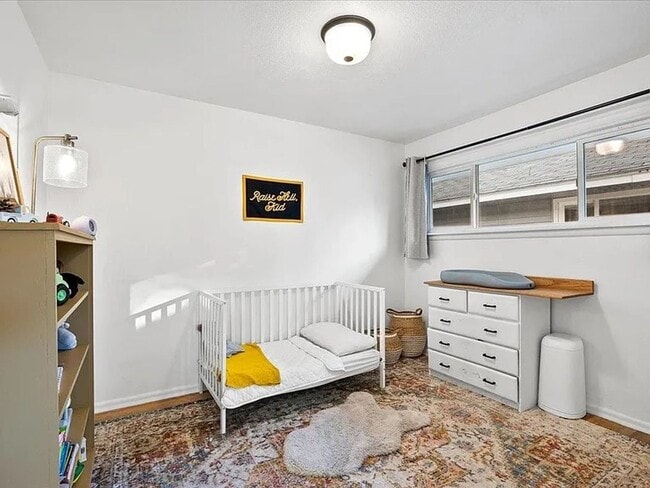 Building Photo - SPACIOUS 3BD/1BA SOUTH HILL HOME | ATTACHED GARAGE | FENCED YARD | W/D HOOKUPS | AVAIL JULY 1