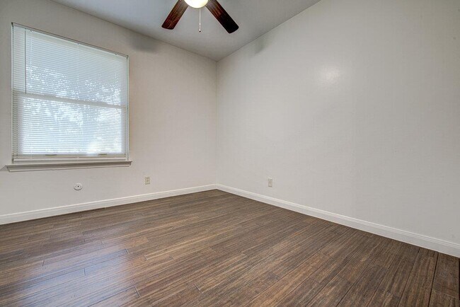 Building Photo - 5508 Pine Pl