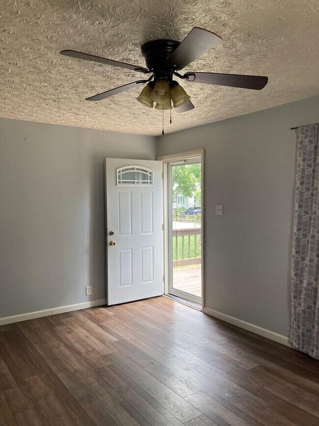 Building Photo - 2 bedroom with fenced in yard