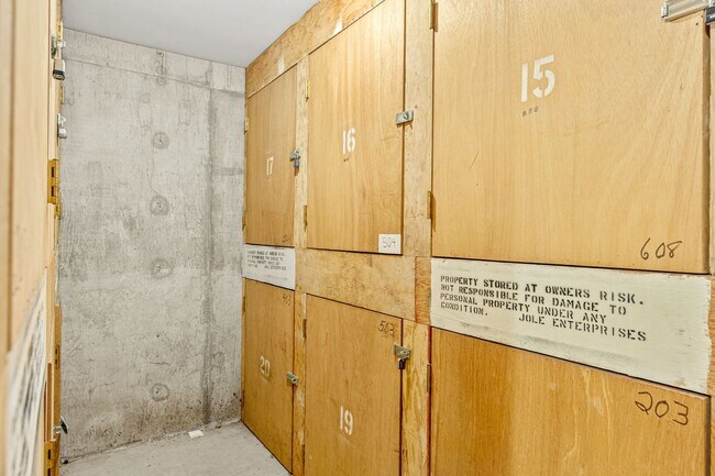 Building Photo - 1-Bed, 1-Bath 818sqft Condo in Capitol Hill for Rent — Parking, In-Unit Washer/Dryer & Space Need...