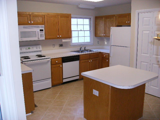 bright & sunny kitchen with ceramic floor - 14 Archer Glen Ct