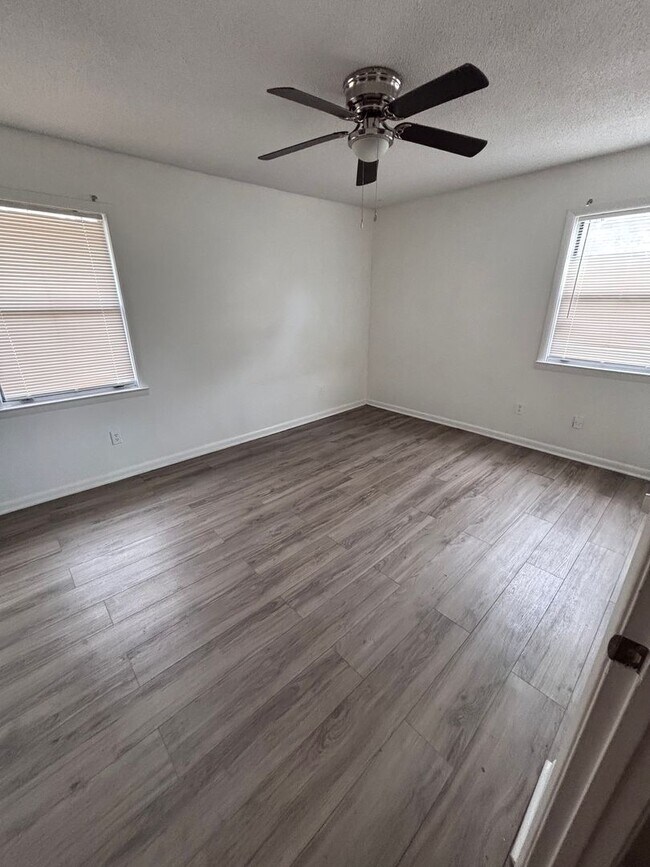 Building Photo - 4 BR house Smart Rd area