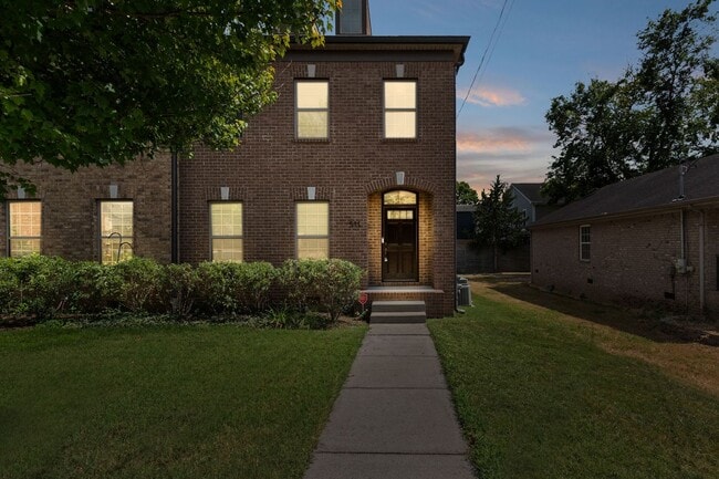 Building Photo - Great Walkable Neighborhood! 3Bed 2.5 Bath...