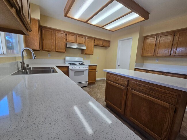 Building Photo - 1602 W Ave H4