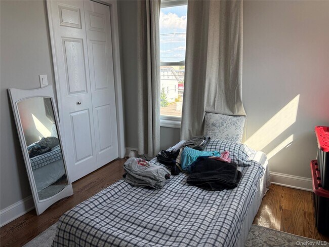 Building Photo - 346 S Main St