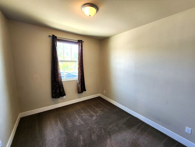 Building Photo - 4549 Maple Crest St
