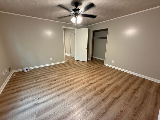 Building Photo - CHARMING COTTAGE IN NORMALTOWN AVAILABLE AUGUST 2026!