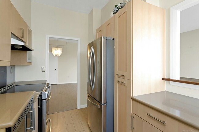 Building Photo - 44 Strawberry Hill Ave