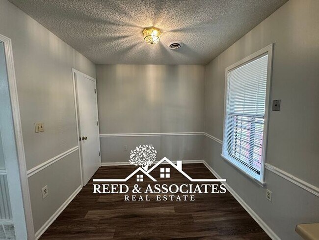 Building Photo - 3 Bedroom in Hickory Ridge - South Riverdale