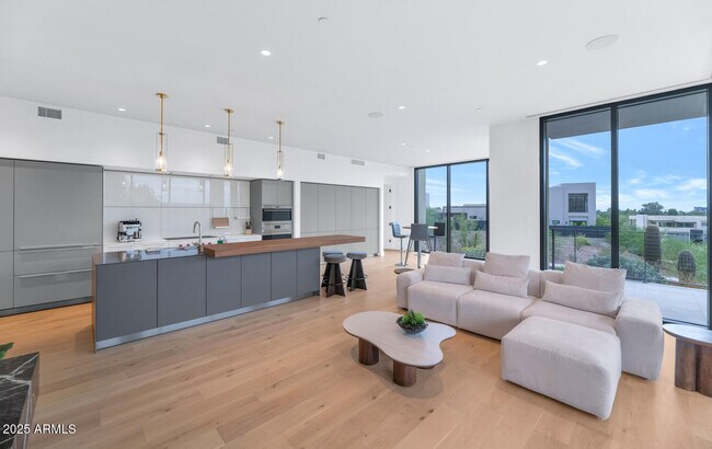 Building Photo - 5000 N Camelback Rdg Dr