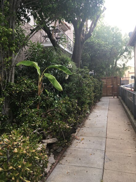 Building Photo - 2035 N Vista del Mar Ave