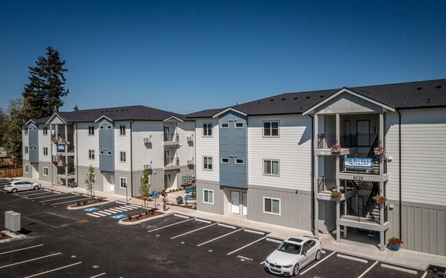 Building Photo - Lake Grove Apartments!