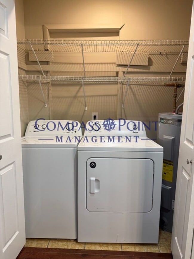 Building Photo - Spacious 1 bedroom HOUSE, FIRST MONTH RENT FREE!!!